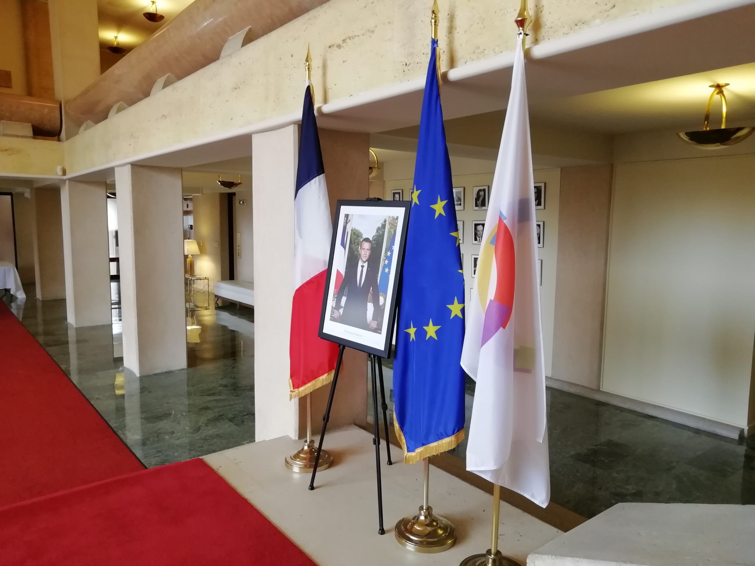 Drapeau de la Francophonie à la Résidence de l'Ambassade de France au Canada